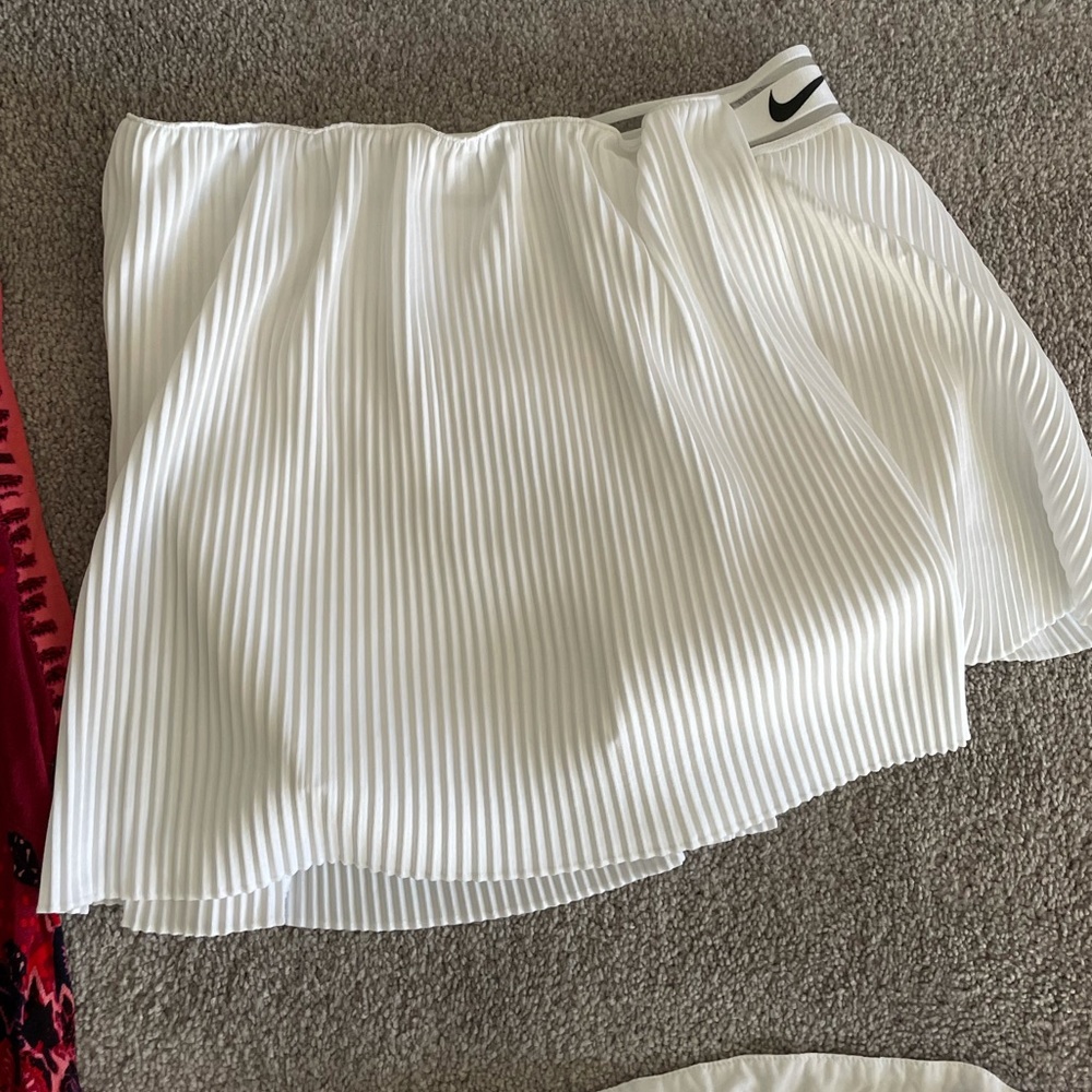 Nike women’s tennis skort white